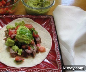 Beef Tacos with Creamy Avocado Sauce Recipe 2 Tacos de Carne Asada con Guacamole y Salsa Fresca en Plato Rojo